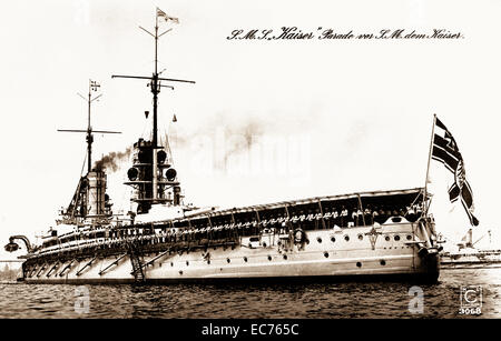 S.M.S Kaiser Parade Vor S.M. Dem Kaiser.  Das deutsche Schlachtschiff Kaiser auf der Parade für Kaiser Wilhelm II. in Kiel, Deutschland, ca.  1911-14. Stockfoto