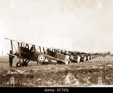 148. amerikanischen Aero Squadron Feld.  Vorbereitungen für eine Tageslicht-Überfall auf deutschen Gräben und Städte.  Die Maschinen sind aufgereiht und die Piloten und Mechaniker testen ihre Flugzeuge.  Zierliche Sythe, Frankreich.  6. August 1918. Stockfoto