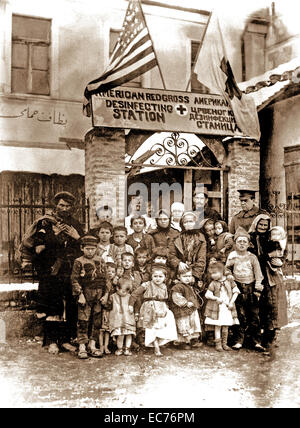 Flüchtlinge von Serbien betreten Uskut entmutigt Männer, Frauen und Kinder zeigen, wie sie in gestreamt.  Ca. 1917-19.  Amerikanisches Rotes Kreuz Stockfoto