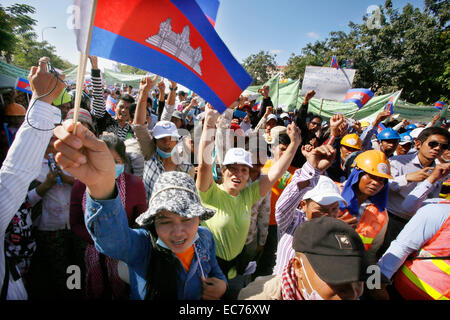 Phnom Penh, Kambodscha. 10. Dezember 2014. Leute feiern den Tag der Menschenrechte in Phnom Penh, Kambodscha, 10. Dezember 2014. Etwa 2.000 Mönche, Menschenrechtler, Gewerkschafter und Arbeiter marschierten in der kambodschanischen Hauptstadt am Mittwoch anlässlich des internationalen Tages der Menschenrechte. © Phearum/Xinhua/Alamy Live-Nachrichten Stockfoto