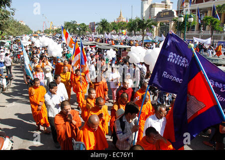 Phnom Penh, Kambodscha. 10. Dezember 2014. Leute feiern den Tag der Menschenrechte in Phnom Penh, Kambodscha, 10. Dezember 2014. Etwa 2.000 Mönche, Menschenrechtler, Gewerkschafter und Arbeiter marschierten in der kambodschanischen Hauptstadt am Mittwoch anlässlich des internationalen Tages der Menschenrechte. © Sovannara/Xinhua/Alamy Live-Nachrichten Stockfoto