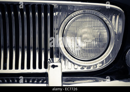 Farbdetails auf die Scheinwerfer eines Oldtimers Stockfoto