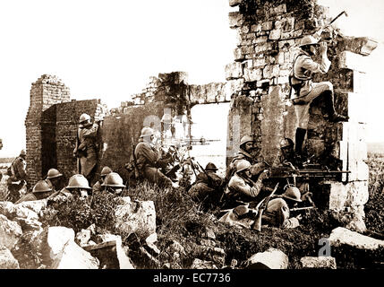 Französische Soldaten unter General Gouraud, mit Maschinengewehren unter den Ruinen der Kathedrale in der Nähe von der Marne fahren wieder die deutschen.  1918. central News-Foto-Service. (Krieg Dept.) Stockfoto