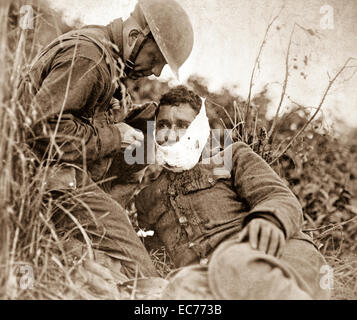 Soldat des Unternehmens K, 110 Regt. Infanterie (ehemals 3. und 10. Inf., Pennsylvania National Guard), nur verwundet, Erste-hilfe Behandlung von einem Kameraden. Varennes-en-Argonne, Frankreich. September 26, 1918. Stockfoto