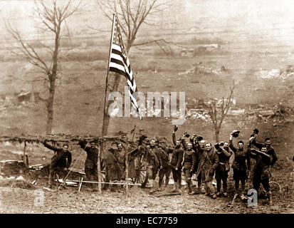 Eines der Geschütze der Batterie D, 105. Feldartillerie, zeigt die amerikanische Flagge gehisst wurde, nachdem der letzte Schuss abgefeuert worden waren, bevor der Waffenstillstand in Kraft trat. Etraye, Frankreich.  11. November 1918.  Foto von Sfc. Morris Fineberg. Stockfoto