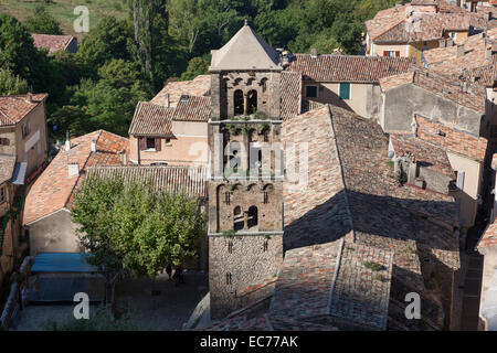 Der Lombard Kirchturm der Kirche Moustiers St. Marie, in der Haute Provence-Alpen. Le Clocher de l'Église de Moustiers. Stockfoto