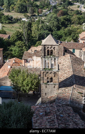 Der Lombard Kirchturm der Kirche Moustiers St. Marie, in der Haute Provence-Alpen. Le Clocher de l'Église de Moustiers. Stockfoto