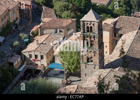 Der Lombard Kirchturm der Kirche Moustiers St. Marie, in der Haute Provence-Alpen. Le Clocher de l'Église de Moustiers. Stockfoto