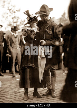 Ein Soldat der 71. Infanterie Regiment, New York National Guard, sagt good Bye, um seine Geliebte als sein Regiment verlässt Camp Wadsworth, Spartanburg, South Carolina, wo New York Division für Dienst ausgebildet. Stockfoto