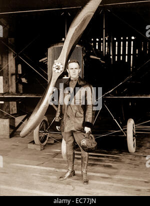 1st Lt. Joseph E. Carberry steht vor seinem Doppeldecker in S.C. Rockwell Field, San Diego, Kalifornien.  1914. Stockfoto