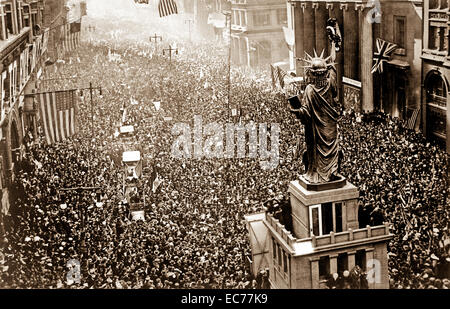 Die Ankündigung des WWI Waffenstillstandes am 11. November 1918, war der Anlass für eine große Feier in Philadelphia, Pennsylvania. In diesem zwei-Bild-Panorama massierten Tausenden jubelnden Menschen auf allen Seiten einer Replik der Statue of Liberty auf der Broad Street. Stockfoto