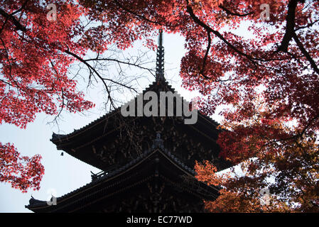 Japanische Pagode in herbstlichen Farben, Kyoto, Japan. Stockfoto