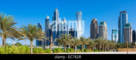 Panoramablick auf Wolkenkratzer und Jumeirah Beach in Dubai. VEREINIGTE ARABISCHE EMIRATE Stockfoto