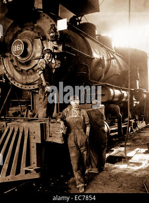 Frauen, die an Stelle der Männer im ersten Weltkrieg arbeiten an der Great Northern Railway in Great Falls, Montana, ca. 1918. Stockfoto