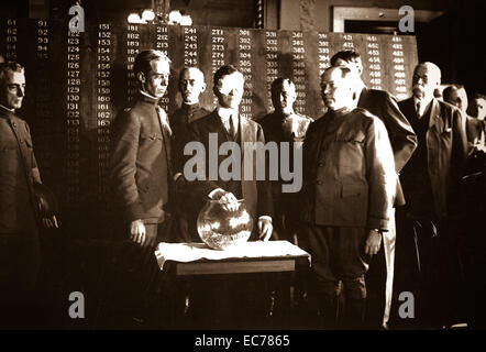 Der erste Entwurf einer Losnummer gezogen war 246, und nahm aus der Schüssel von US-Sekretär des Krieges Baker.  Das Foto zeigt Baker Kommissionierung der ersten Kapsel aus der Schüssel.  Juni 1918. Stockfoto