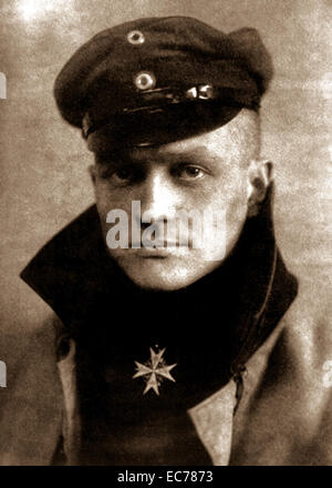 Der Rote Baron. Freiherr Rittmeister von Richtofen.  Hauptmann Baron Manfred von Richtofen, ca.  1917. Manfred Albrecht Freiherr von Richthofen (2. Mai 1892 – 21. April 1918), auch bekannt als der Rote Baron, war ein deutscher Jagdflieger mit Imperial German Army Air Service (Luftstreitkräfte) im ersten Weltkrieg. Er gilt als das Top Ass des Krieges, wird offiziell mit 80 Luft Kampf Siegen gutgeschrieben. Stockfoto