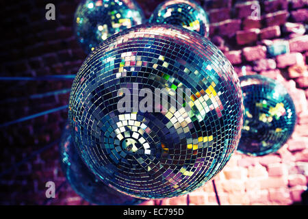 Bunte Disco Spiegel Ball Lichter Nachtclub Hintergrund. Party Lichter Disco  Ball. Selektiver Fokus Stockfotografie - Alamy