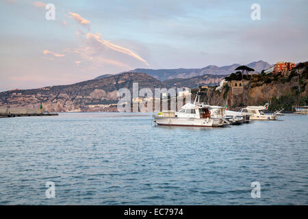 Blick Richtung Sant Agnello von Marina Piccola, Sorrent, Kampanien, Italien Stockfoto