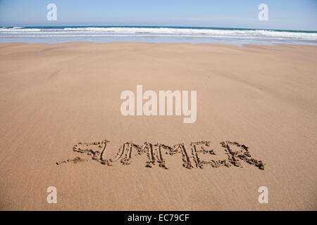 Sommer-Wort geschrieben am braunen Sandboden Ebbe Strand Meeresküste in Spanien Europa Stockfoto