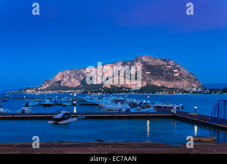 Italien, Sizilien, Provinz von Palermo Mondello, Hafen am Abend Stockfoto