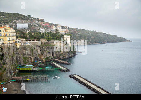 Blick auf die Stadt und Marina Piccola, Sorrent, Kampanien, Italien Stockfoto