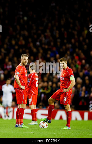 (R-L) Steven Gerrard, Rickie Lambert (Liverpool), 9. Dezember 2014 - Fußball / Fußball: Steven Gerrard (R) und Rickie Lambert von Liverpool wartet eine Pfeife wie Fabian Frei Basel während der Gruppenphase der UEFA Champions League-Spiel zwischen Liverpool und FC Basel an der Anfield Road in Liverpool, England das erste Tor erzielt. (Foto: AFLO) Stockfoto