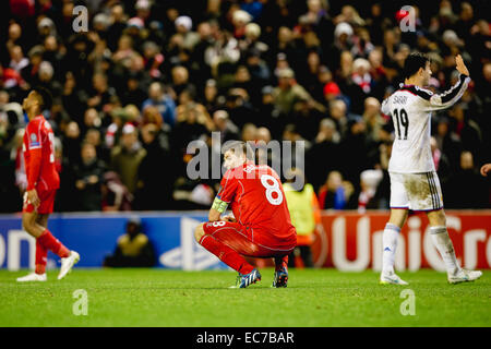 Steven Gerrard (Liverpool), 9. Dezember 2014 - Fußball / Fußball: Steven Gerrard Liverpool reagiert auf dem Schlusspfiff während der Gruppenphase der UEFA Champions League-Spiel zwischen Liverpool und FC Basel an der Anfield Road in Liverpool, England. (Foto: AFLO) Stockfoto