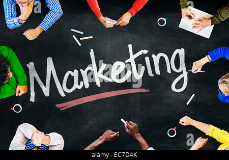 Gruppe von multiethnischen Menschen diskutieren über Marketing Stockfoto