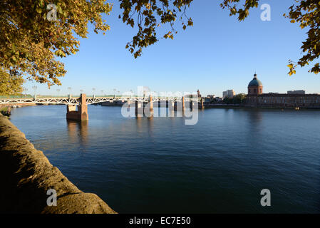 Fluss Garonne und Brücke Pont Saint Pierre mit Kuppel der Kapelle Saint Joseph Toulouse Haute-Garonne Frankreich Stockfoto