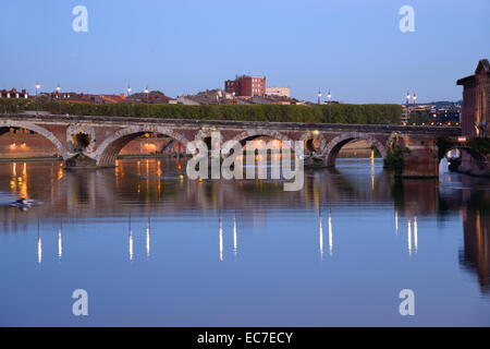 Pont Neuf oder neue Brücke über den Fluss Garonne bei Nacht Toulouse Haute-Garonne France Stockfoto