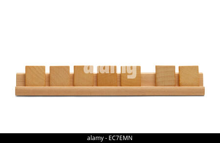 Sieben Blank-Holz-Quadrate auf Holz Haltestange, Isolated on White Background. Stockfoto