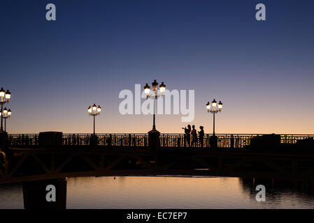 Drei Mädchen, die Selfie auf Pont-Saint-Pierre-Brücke über den Fluss Garonne bei Abenddämmerung Toulouse Haute-Garonne France Stockfoto