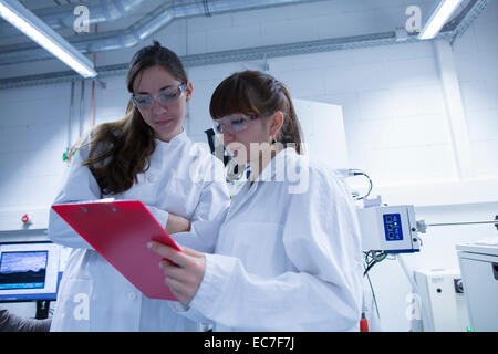 Zwei weibliche Techniker arbeiten zusammen in ein Technikum Stockfoto