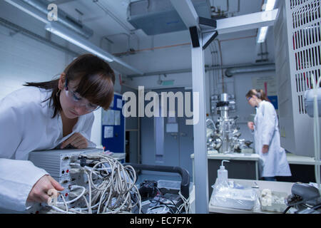 Zwei weibliche Techniker arbeiten in einem technischen Labor Stockfoto