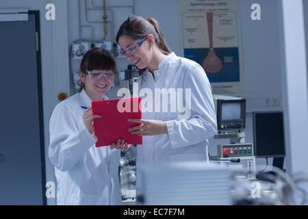 Zwei weibliche Techniker arbeiten zusammen in ein Technikum Stockfoto