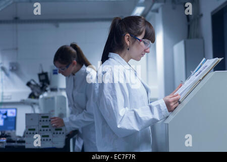 Zwei weibliche Techniker arbeiten in einem technischen Labor Stockfoto