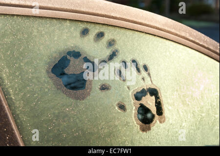 Hand wie Foot print druckt geschmolzene Frost auf Fenster Auto Idee gefangen im Inneren Überlebenden Kältewelle fordert Hilfe Sonnenaufgang Stockfoto