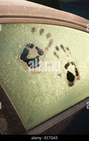 Hand wie Foot print druckt geschmolzene Frost auf Fenster Auto Idee gefangen im Inneren Überlebenden Kältewelle fordert Hilfe Sonnenaufgang Stockfoto