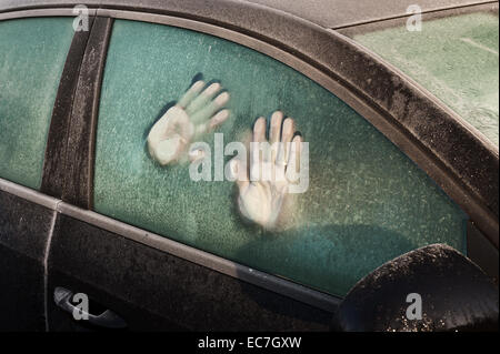 Hand wie Foot print druckt geschmolzene Frost auf Fenster Auto Idee gefangen im Inneren Überlebenden Kältewelle fordert Hilfe Sonnenaufgang Stockfoto