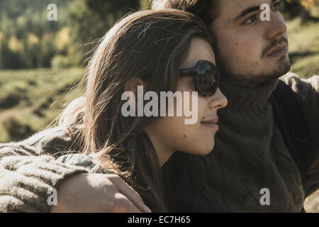 Österreich, Tirol, Tannheimer Tal, junges Paar, Landschaft Stockfoto