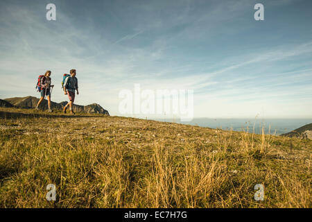 Österreich, Tirol, Tannheimer Tal, junges Paar, Wandern Stockfoto