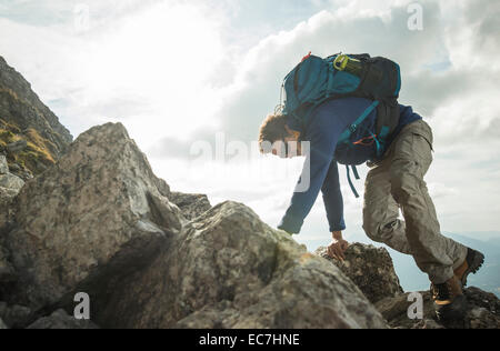 Österreich, Tirol, Tannheimer Tal, junger Mann, Klettern am Fels Stockfoto