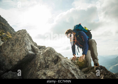 Österreich, Tirol, Tannheimer Tal, junger Mann, Klettern am Fels Stockfoto