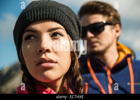 Österreich, Tirol, Tannheimer Tal, junges Paar in Bergen Stockfoto