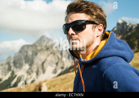 Österreich, Tirol, Tannheimer Tal, junger Mann mit Sonnenbrille Stockfoto