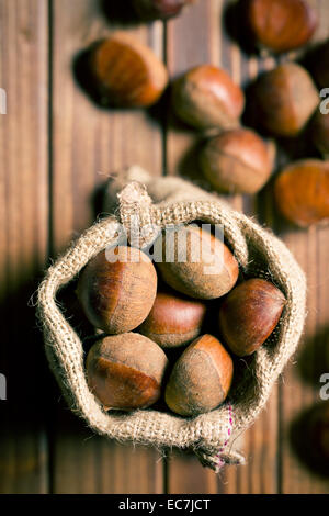 Draufsicht der Kastanien in Jute-Tasche Stockfoto