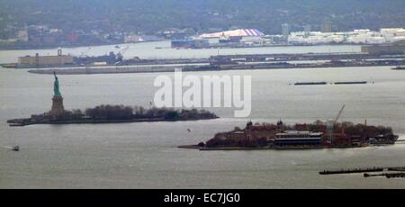 Freiheitsstatue, eine kolossale neoklassischen Skulptur auf Liberty Island im Hafen von New York, in Manhattan, New York City. Stockfoto