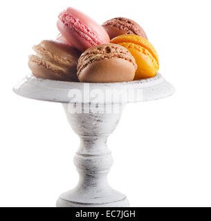 Süßes Dessert - bunte Makronen isoliert auf weißem Hintergrund Stockfoto