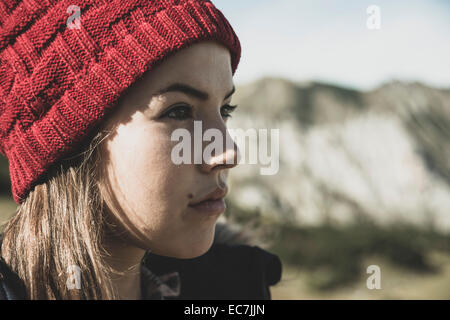 Österreich, Tirol, Tannheimer Tal, junge Frau mit roten wolligen Hut Stockfoto
