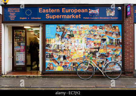 Eine östliche Europäische Supermarkt, catering für Neuzuwanderer in King's Lynn, Norfolk. Stockfoto